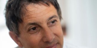 Carlo Conti saluta Sanremo: “Non ci sarò nel 2027”. E arruola Ubaldo Pantani come co-conduttore ubaldo pantani