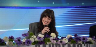 Angelica Bove, col suo brano “Mattone” affronta il dolore e, cantando “Halleujah”, incanta la sala stampa