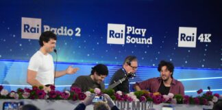 Leo Gassmann canta “Oltre”, inedito dal nuovo album che vira il suo stile sul folk