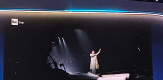 Sanremo 2026, Achille Lauro omaggia le vittime di Crans-Montana con “Perdutamente”