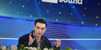 Bravi canta la goffaggine della vita: “Chiedo dei gossip in giro perché quest’anno non succede niente”