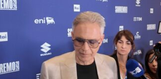 Sanremo 2026, il ritorno di Andrea Bocelli all’Ariston: “Agli aspiranti cantanti dico di vedersi come degli atleti” andrea bocellli