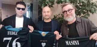 La Sanremese consegna la maglia del 76° Festival di Sanremo a Fedez e Marco Masini fedez e masini - sanremese calcio
