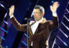 Sanremo 2026, Francesco Gabbani infiamma il pubblico di piazza Colombo