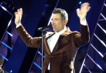 Sanremo 2026, Francesco Gabbani infiamma il pubblico di piazza Colombo francesco gabbani