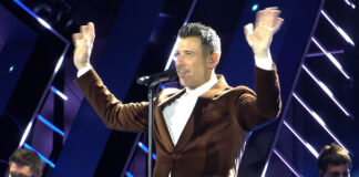 Sanremo 2026, Francesco Gabbani infiamma il pubblico di piazza Colombo francesco gabbani