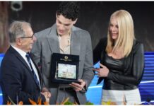 Sanremo 2026: “Le parole hanno un peso, nella vita e sui social”. A Nicolò Filippucci il Premio Carolina Picchio, prima vittima di cyder bullismo in Italia Premio Carolina Picchio
