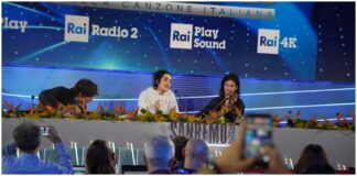 Levante in gara al Festival dopo una cordite emorragica, adesso canta ‘Sei tu’ in Sala stampa. “Il bacio con Gaia? Nessuna censura, non penso di doverlo giustificare” Levante