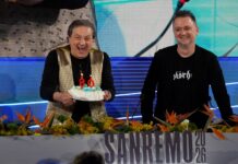 Sanremo 2026, gli 80 anni di Tullio De Piscopo celebrati in Sala Stampa