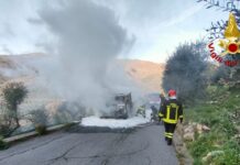 Villa Faraldi, intervento dei Vigili del Fuoco per un furgone in fiamme