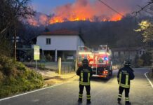 Incendio ad Aurigo, fiamme vicino alle abitazioni: Vigili del Fuoco in azione incendio aurigo