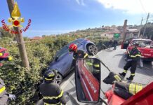Sanremo, auto fuori strada in strada Solaro Rapalin: intervento dei Vigili del Fuoco