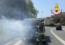 Sanremo, furgone in fiamme in via Lamarmora: intervento dei Vigili del fuoco