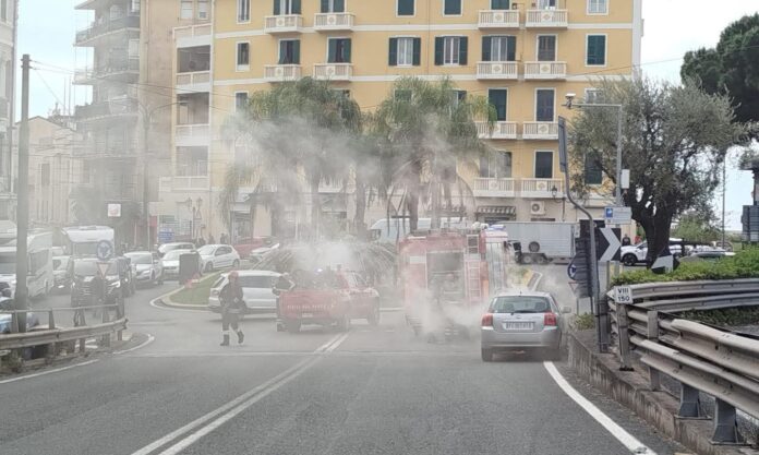 auto in fiamme largo torino ventimiglia