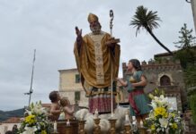 Diano Castello celebra San Nicola: torna la storica processione tra le vie del borgo