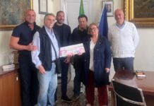 Bordighera, consegnato il premio ai carristi “I Girasui” per il terzo posto a “Sanremo in Fiore”