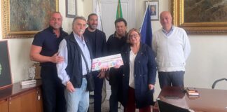 Bordighera, consegnato il premio ai carristi “I Girasui” per il terzo posto a “Sanremo in Fiore”