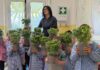Castellaro, a scuola gli alunni preparano il pesto ligure con le nonne