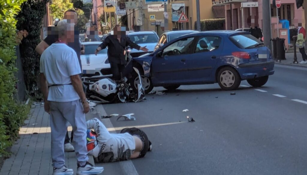 Diano Marina, scontro tra moto e auto sull'Aurelia: ferito centauro