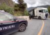 Pornassio, Tir si incastra in curva e blocca la SS28