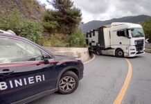 Pornassio, Tir si incastra in curva e blocca la SS28