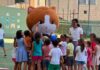 Un “gigantesco gatto paffuto” tra Diano Marina e Imperia: è Pangmao, la mascotte dei centri estivi