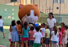 Un “gigantesco gatto paffuto” tra Diano Marina e Imperia: è Pangmao, la mascotte dei centri estivi