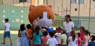 Un “gigantesco gatto paffuto” tra Diano Marina e Imperia: è Pangmao, la mascotte dei centri estivi
