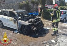 Camporosso, auto in fiamme in corso della Repubblica: intervento dei Vigili del Fuoco