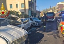 Bordighera, auto con a bordo tre giovani si ribalta in via Arziglia dopo lo schianto contro due vetture