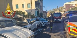 Bordighera, auto con a bordo tre giovani si ribalta in via Arziglia dopo lo schianto contro due vetture