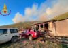 Passo della Mezzaluna, l’incendio riprende vigore: tornano in azione Vigili del Fuoco e mezzi antincendio