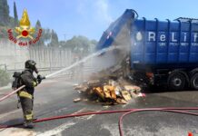 Taggia, incendio a un compattatore vicino al Carrefour: intervento dei Vigili del Fuoco