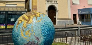 Diano Marina, restaurato il “Globo” di lungomare Carcheri: torna a splendere il mosaico del 1947