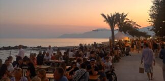 Bordighera, lungomare gremito per la prima serata di “Un Mare di Sapori”: questa sera si replica con il Kursaal Club