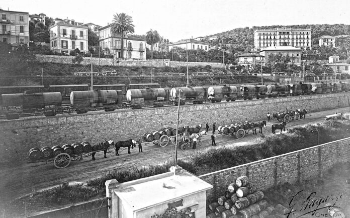 Ragazzi_Anni-2030_Stazione-Porto-Maurizio-Vagoni-con-carico-di-olio-2048x1490