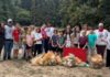 San Romolo, I Deplasticati ripartono con la pulizia del prato insieme ai bambini deplasticati