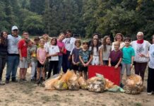 San Romolo, I Deplasticati ripartono con la pulizia del prato insieme ai bambini deplasticati