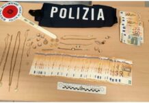 Fingono di essere poliziotti e derubano anziani: arrestati due uomini a Sanremo Fingono di essere poliziotti e derubano due anziani_ arrestati due uomini a Sanremo