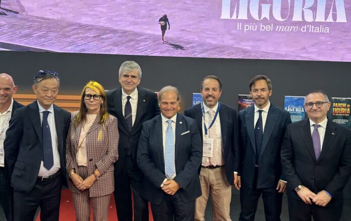 Il ministro Mazzi in visita allo stand della Regione Liguria