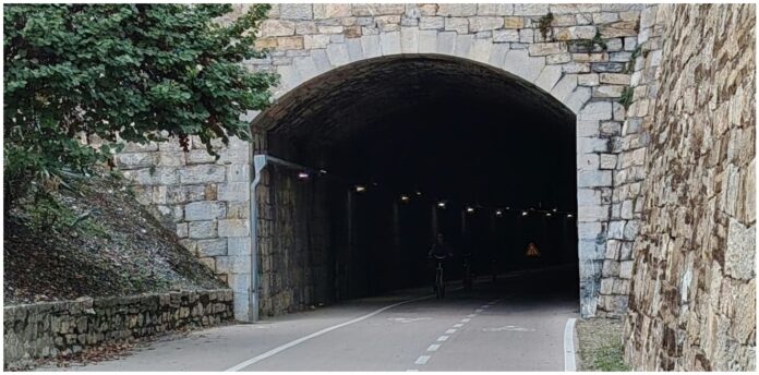 pista ciclopedonale tra via Agnesi e la galleria Santa Lucia pista ciclopedonale tra via Agnesi e la galleria Santa Lucia